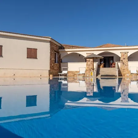 Chic Antonina Studio Sleeps 2